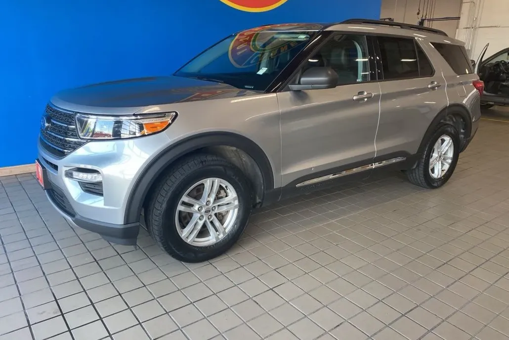 2023 Ford Explorer XLT photo 1