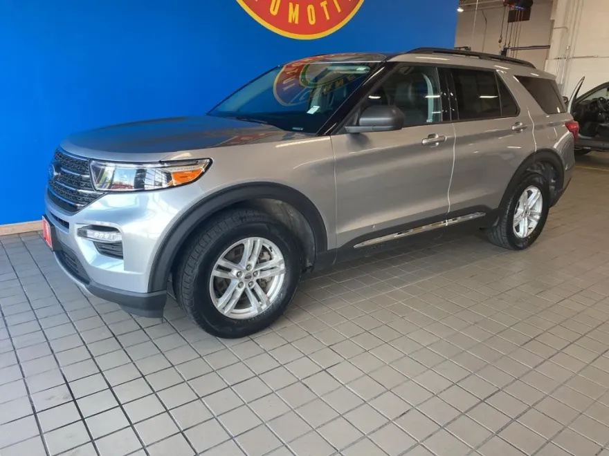 2023 Ford Explorer XLT photo 1