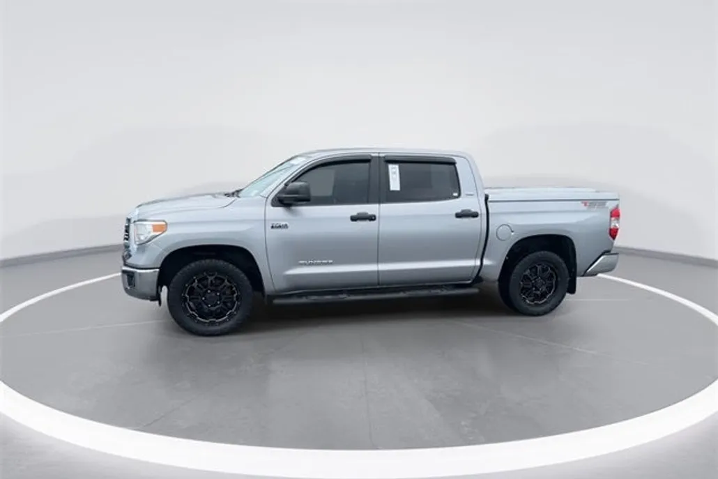 2016 Toyota Tundra SR5 CrewMax photo 1