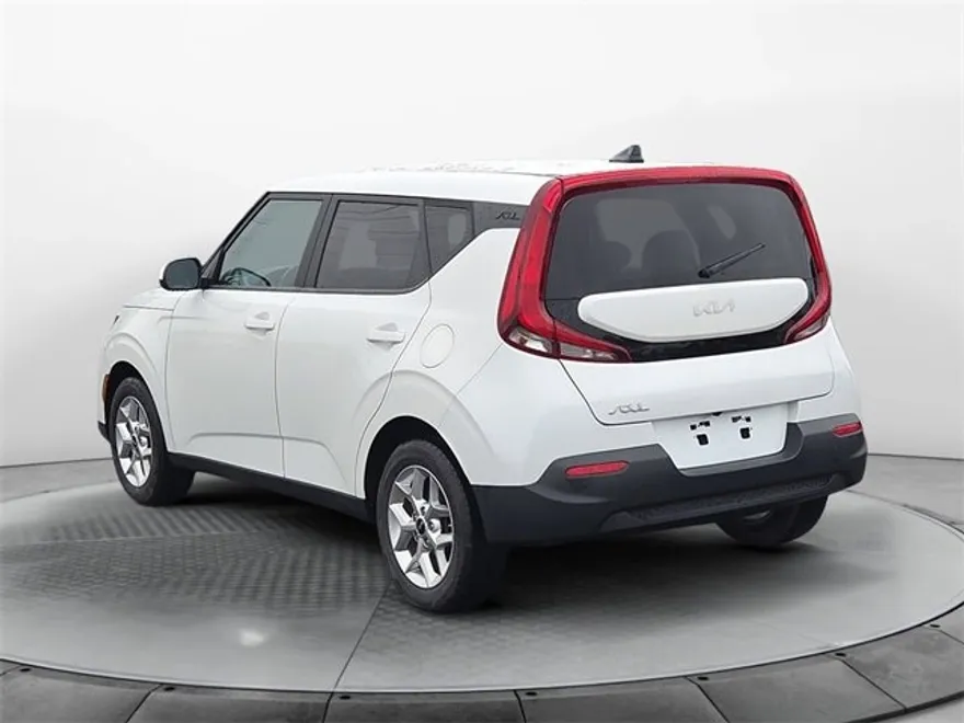 2022 Kia Soul LX photo 1