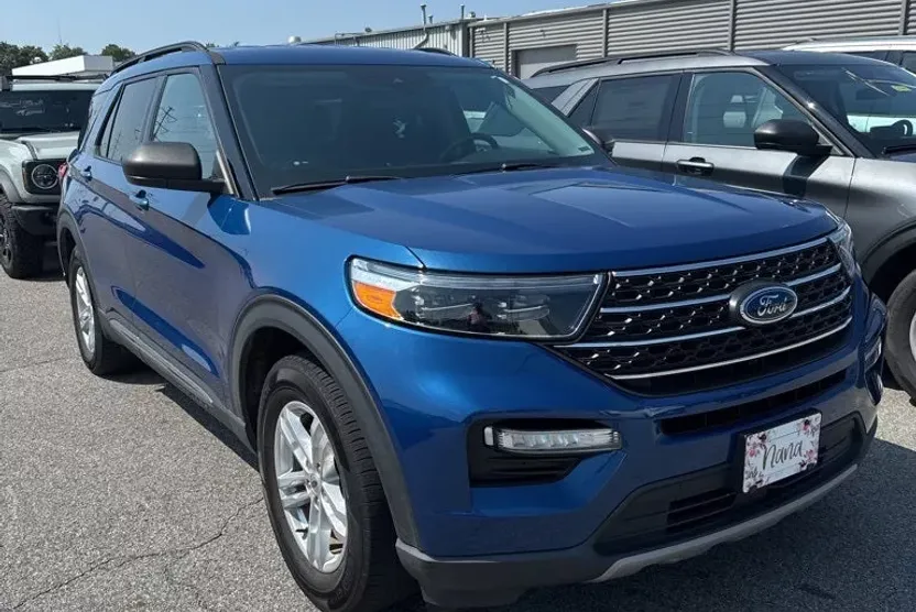2022 Ford Explorer XLT photo 1