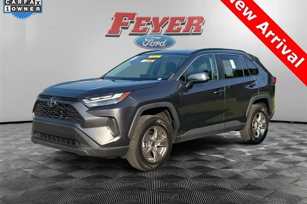 2022 Toyota RAV4 XLE photo 1