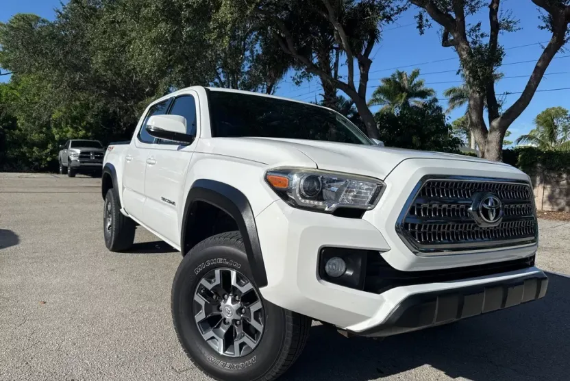 2017 Toyota Tacoma TRD Off-Road photo 1
