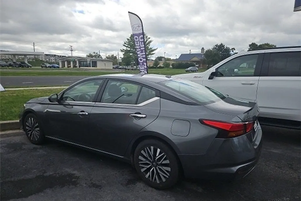 2024 Nissan Altima 2.5 SV photo 1
