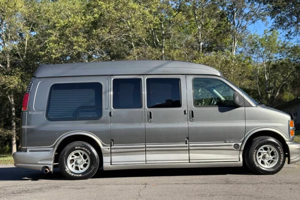 2000 Chevrolet Express 1500 photo 1