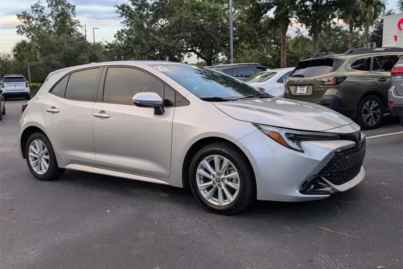2023 Toyota Corolla SE photo 1