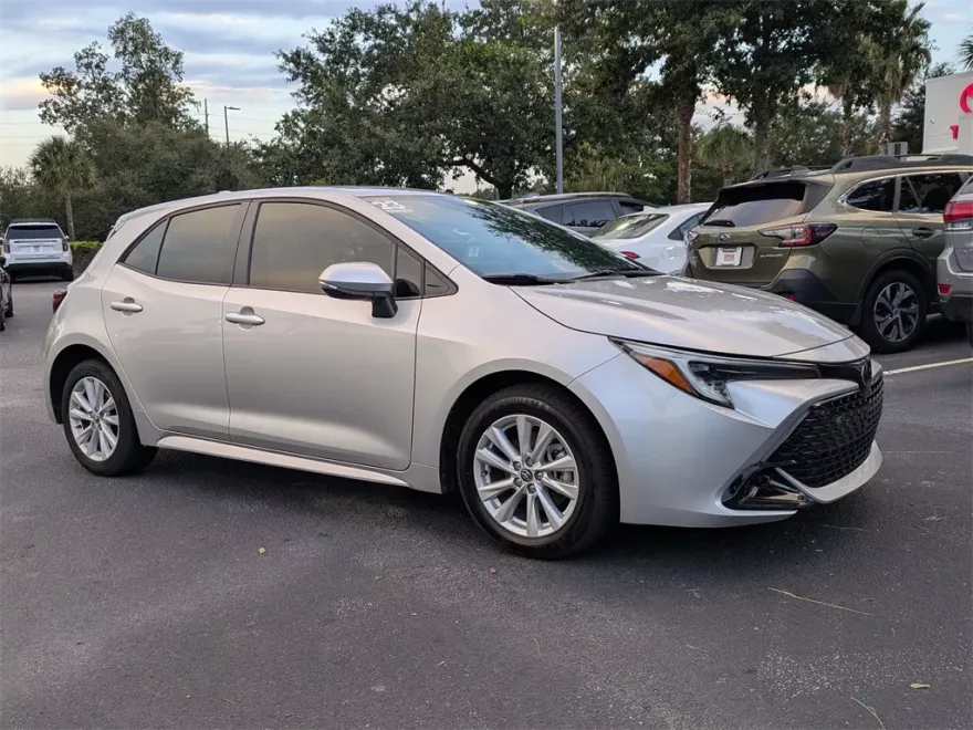 2023 Toyota Corolla SE photo 1