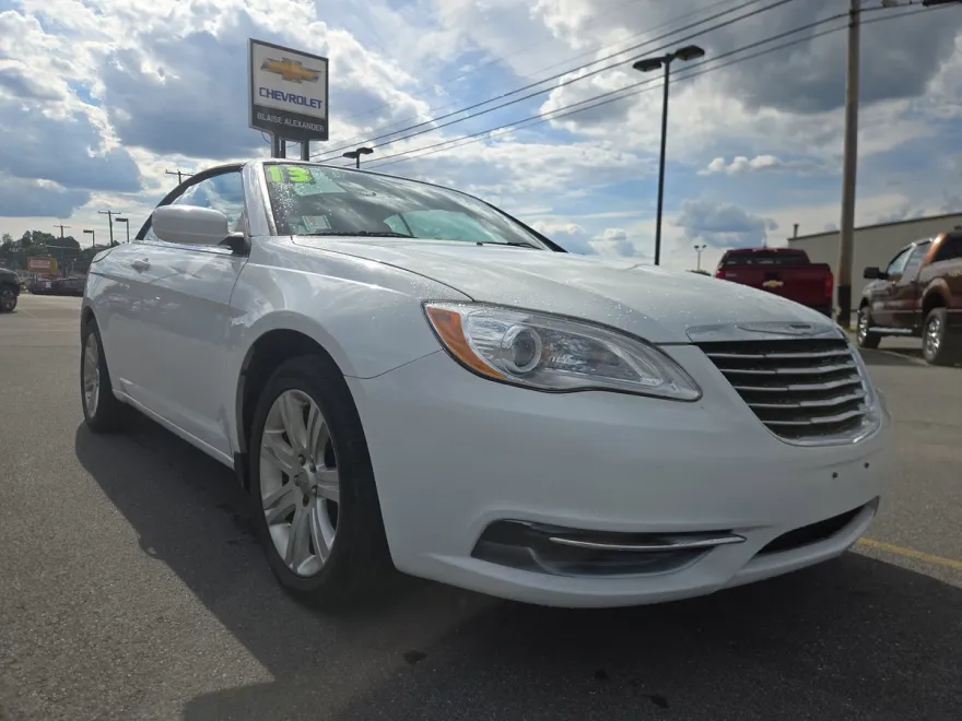 2013 Chrysler 200 Touring photo 1