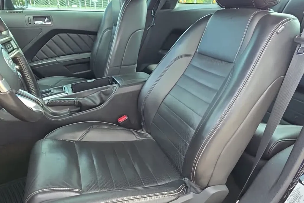 2013 Ford Mustang V6 Premium photo 1