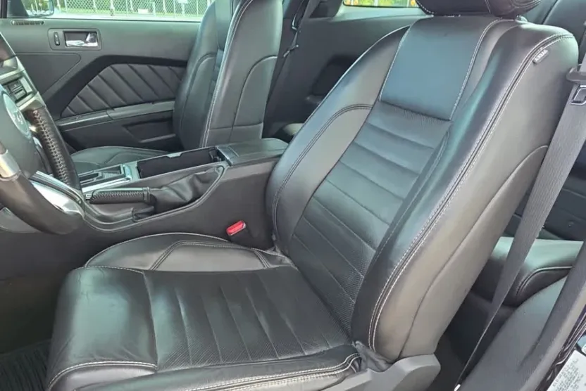 2013 Ford Mustang V6 Premium photo 1