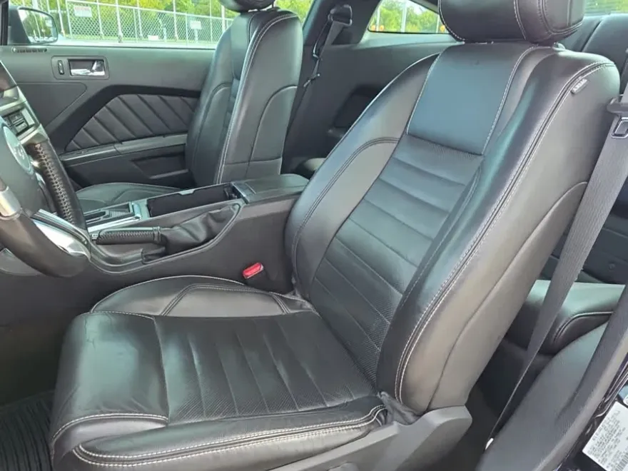 2013 Ford Mustang V6 Premium photo 1