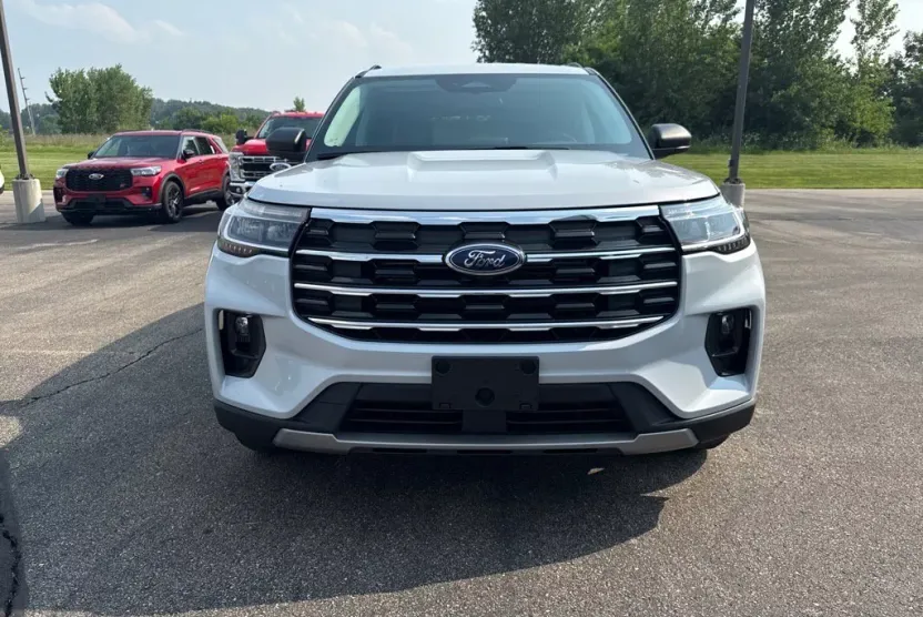 2025 Ford Explorer photo 1