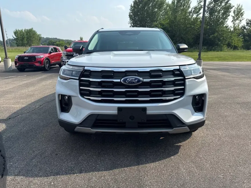 2025 Ford Explorer photo 1