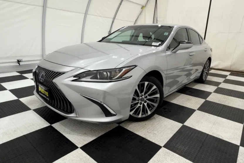 2021 Lexus ES 300h photo 1