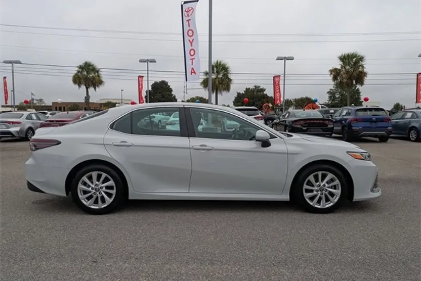 2023 Toyota Camry LE photo 1