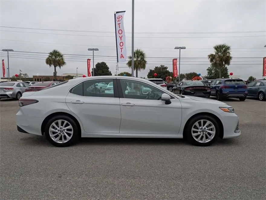2023 Toyota Camry LE photo 1