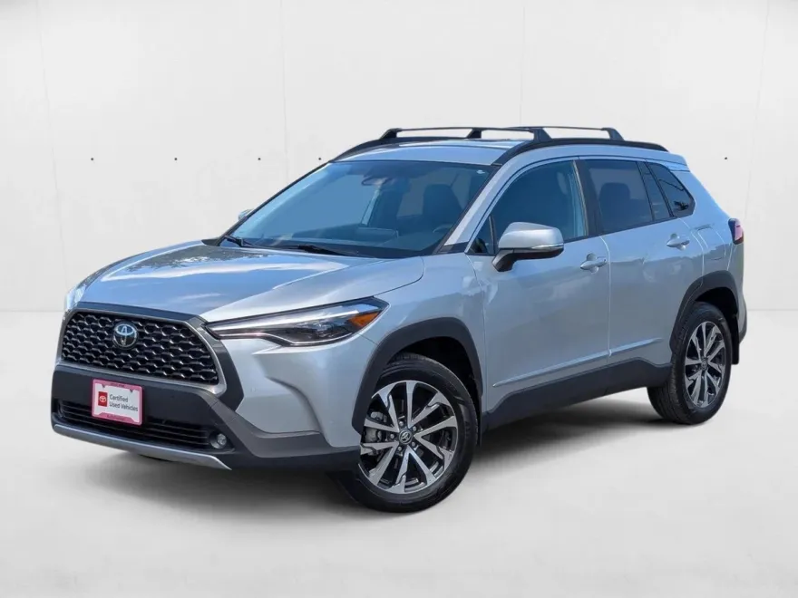 2023 Toyota Corolla Cross XLE photo 1