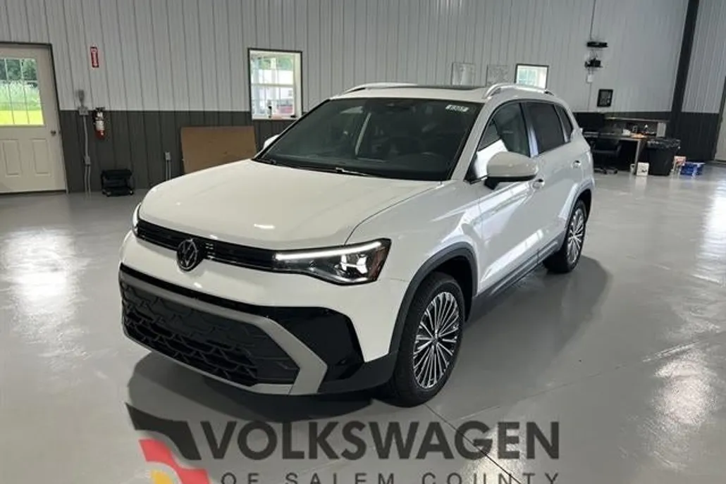 2025 Volkswagen Taos SE photo 1