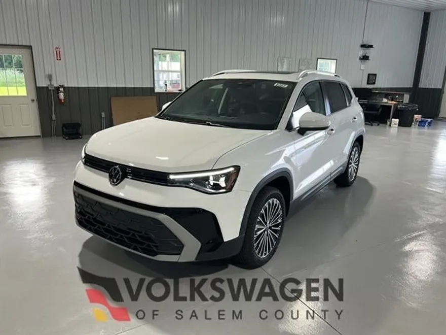 2025 Volkswagen Taos SE photo 1