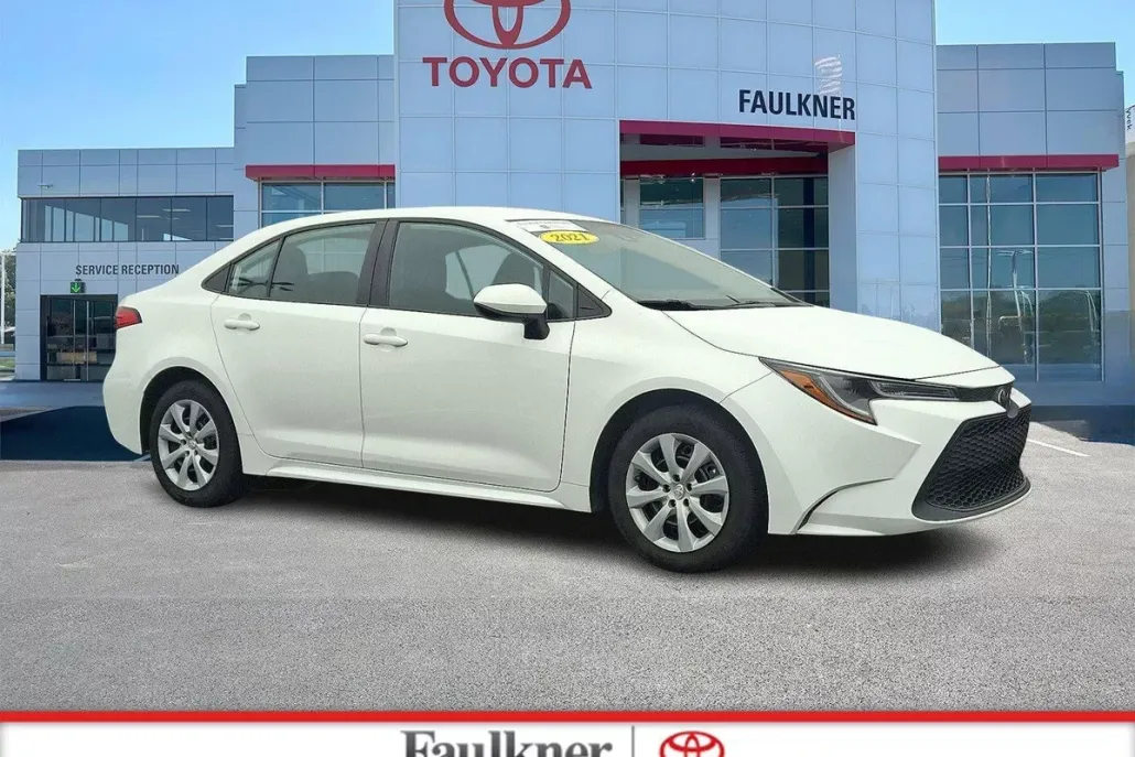 2021 Toyota Corolla LE photo 1