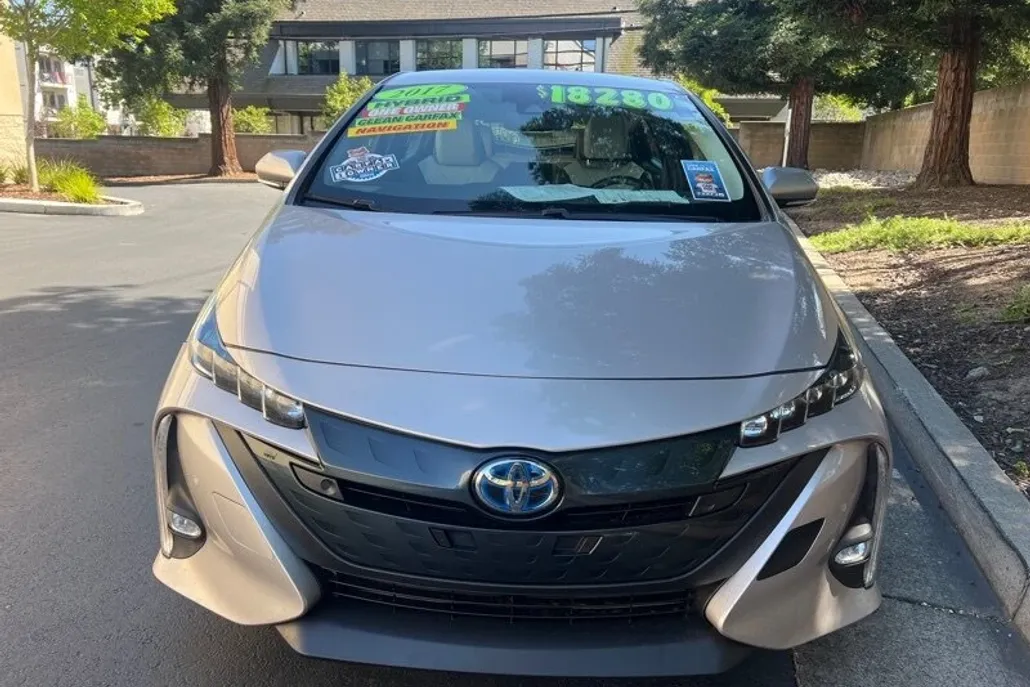 2017 Toyota Prius Prime Advanced photo 1