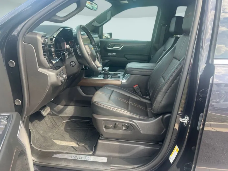2024 Chevrolet Silverado 1500 High Country photo 1