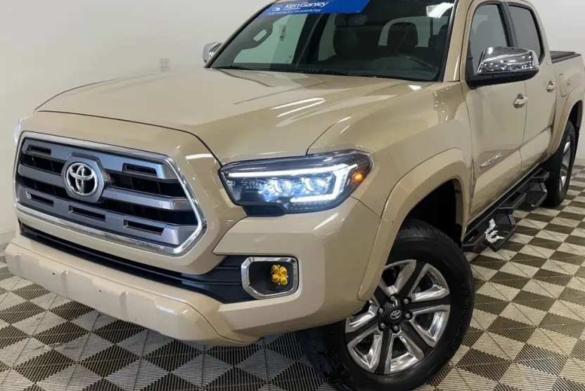 2017 Toyota Tacoma Limited V6 photo 1