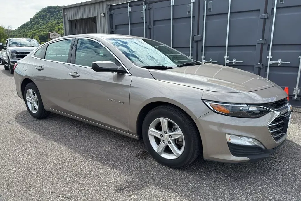 2024 Chevrolet Malibu 1LT photo 1