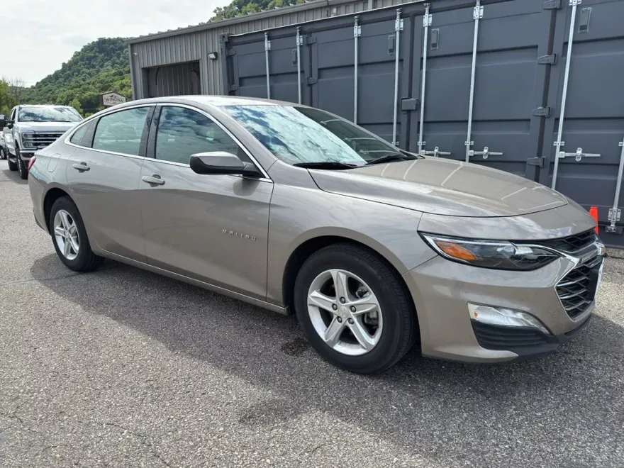2024 Chevrolet Malibu 1LT photo 1