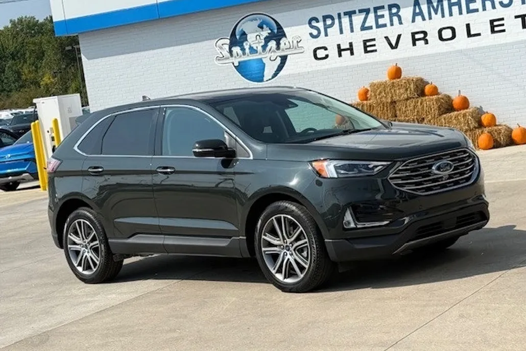 2022 Ford Edge Titanium photo 1