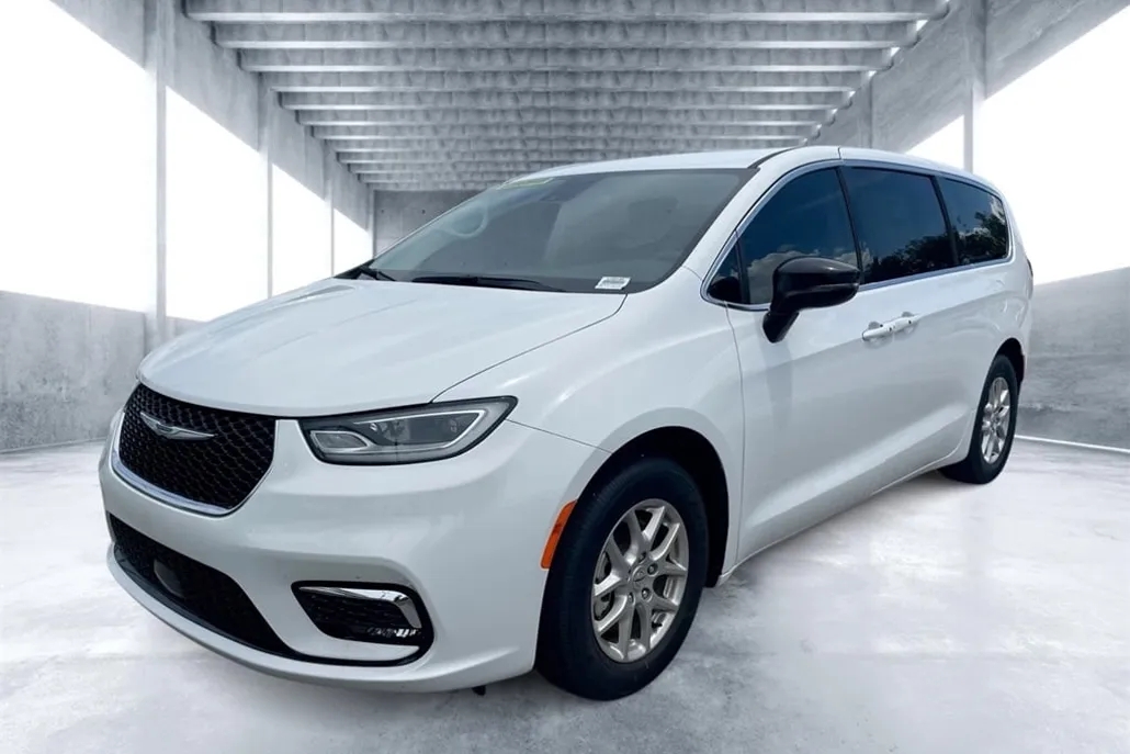 2024 Chrysler Pacifica Touring L photo 1