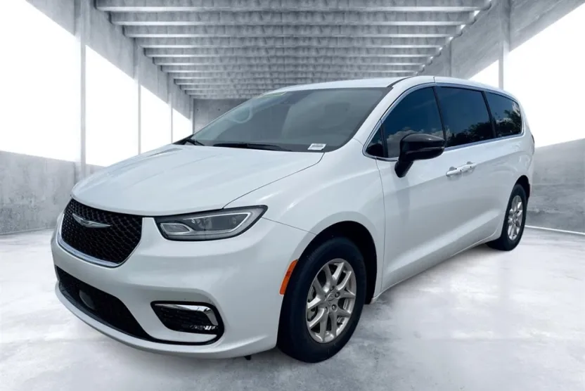 2024 Chrysler Pacifica Touring L photo 1