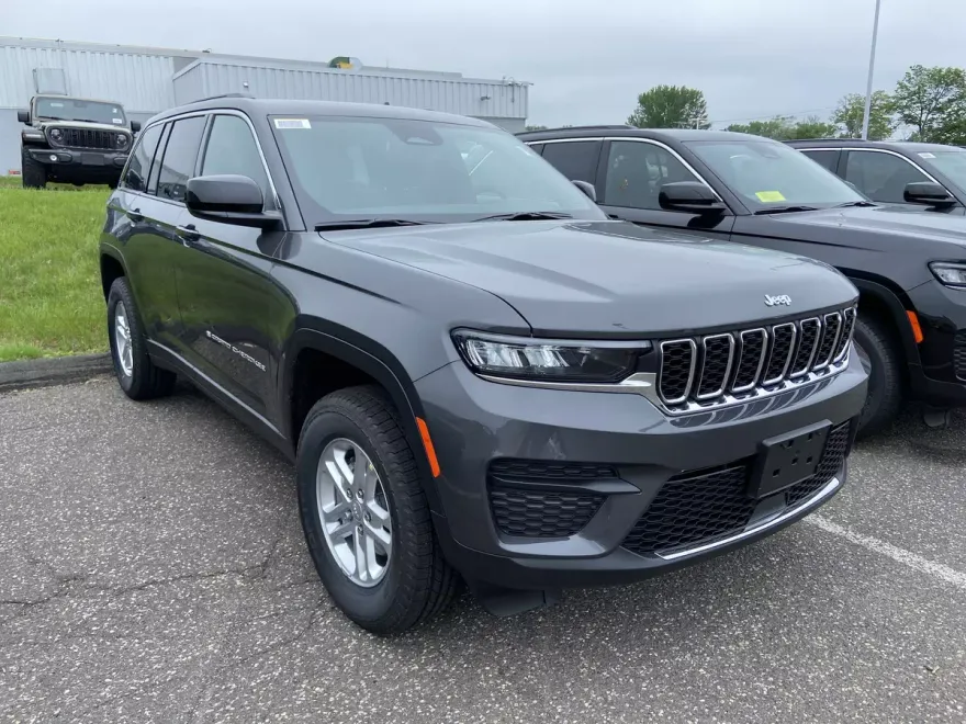 2025 Jeep Grand Cherokee Laredo photo 1