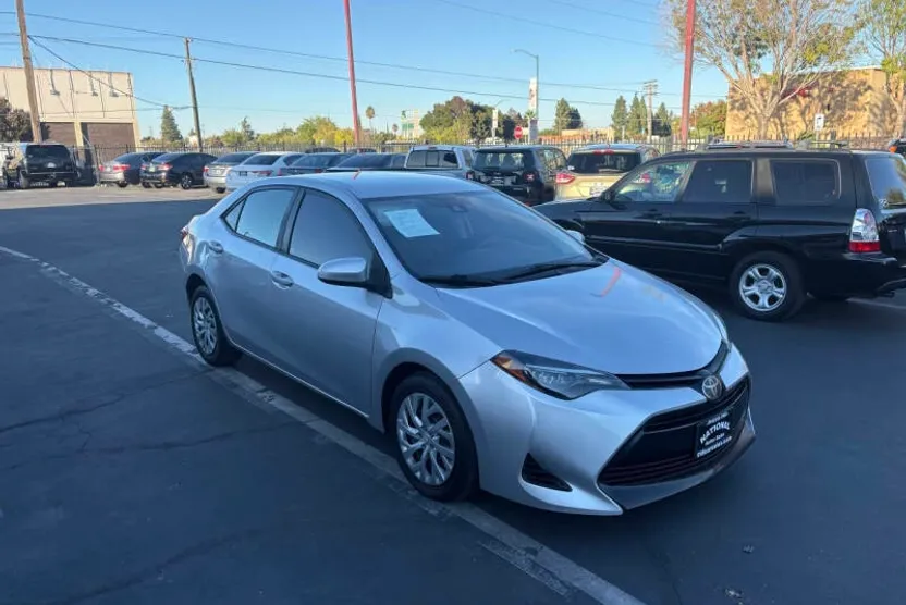 2017 Toyota Corolla LE photo 1