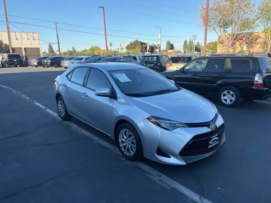 2017 Toyota Corolla LE photo 1