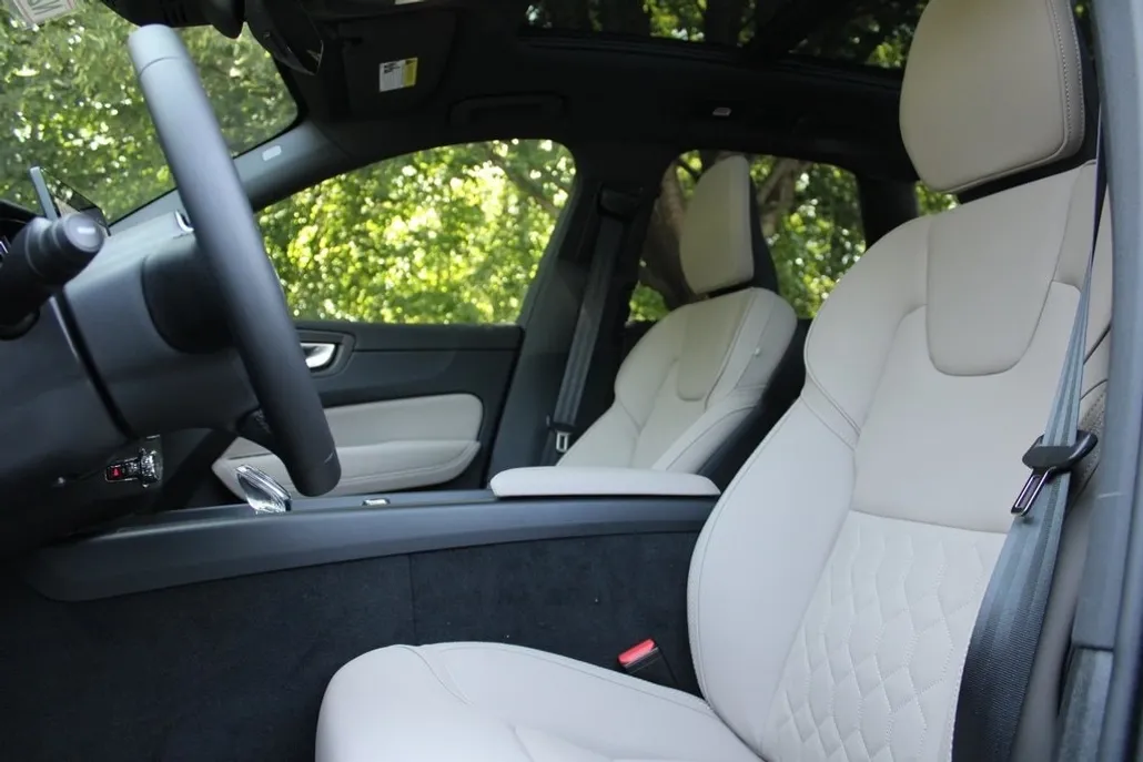 2026 Volvo XC60 B5 Plus photo 1