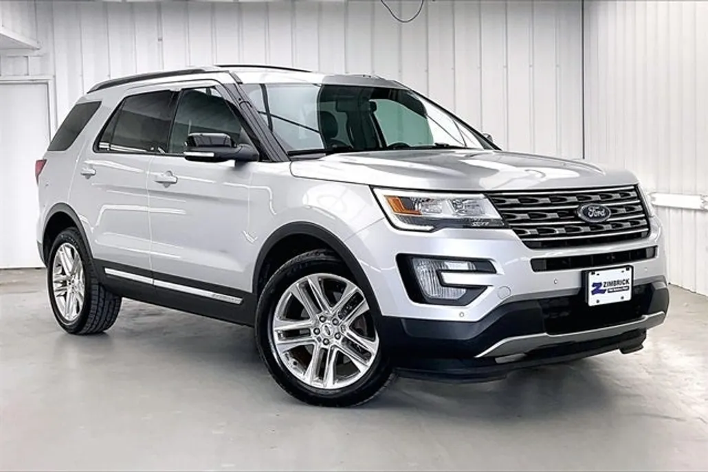 2017 Ford Explorer XLT photo 1