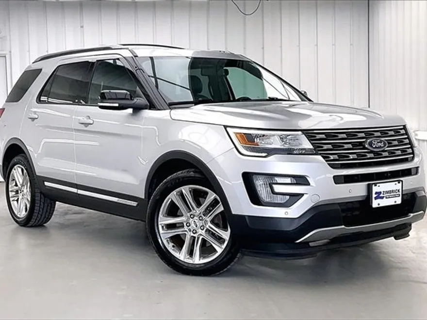 2017 Ford Explorer XLT photo 1