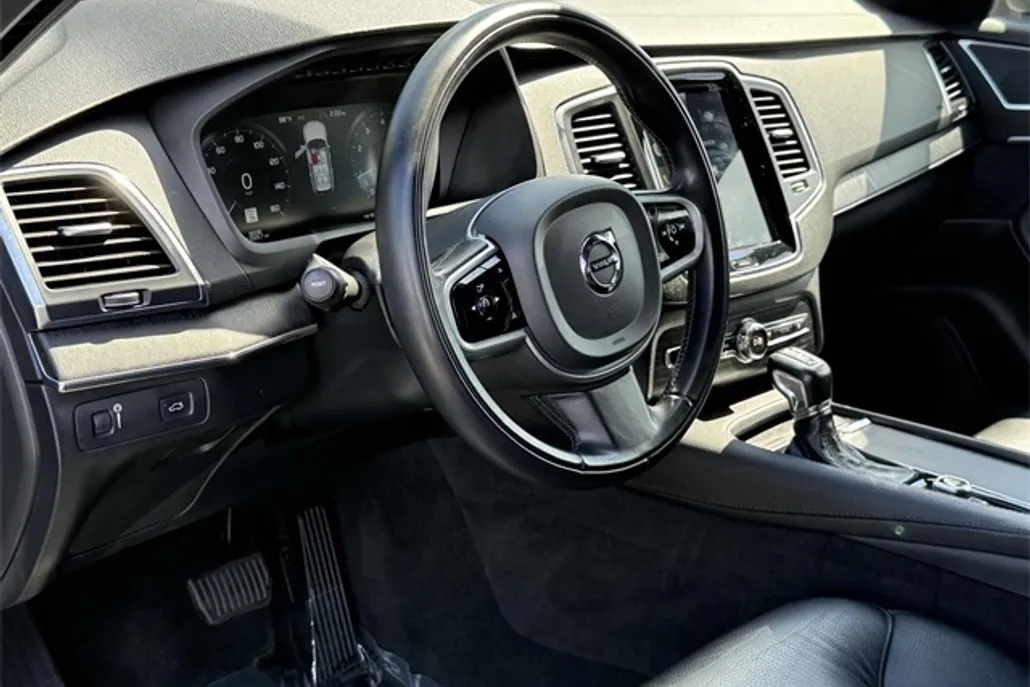 2020 Volvo XC90 T6 Momentum photo 1
