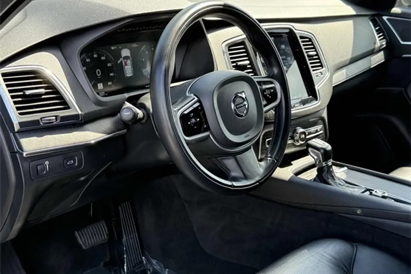 2020 Volvo XC90 T6 Momentum photo 1