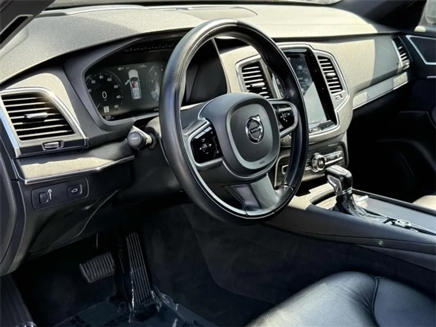 2020 Volvo XC90 T6 Momentum photo 1