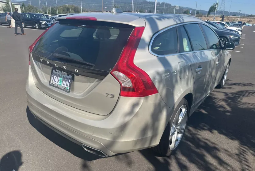 2017 Volvo V60 T5 Premier photo 1