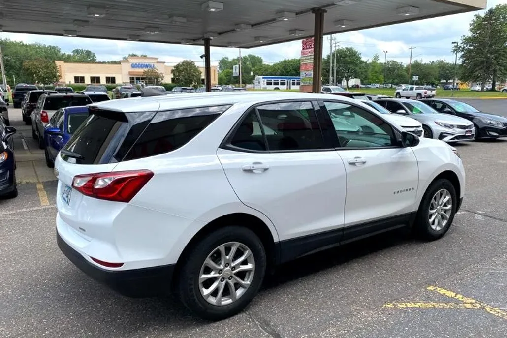 2019 Chevrolet Equinox LS photo 1