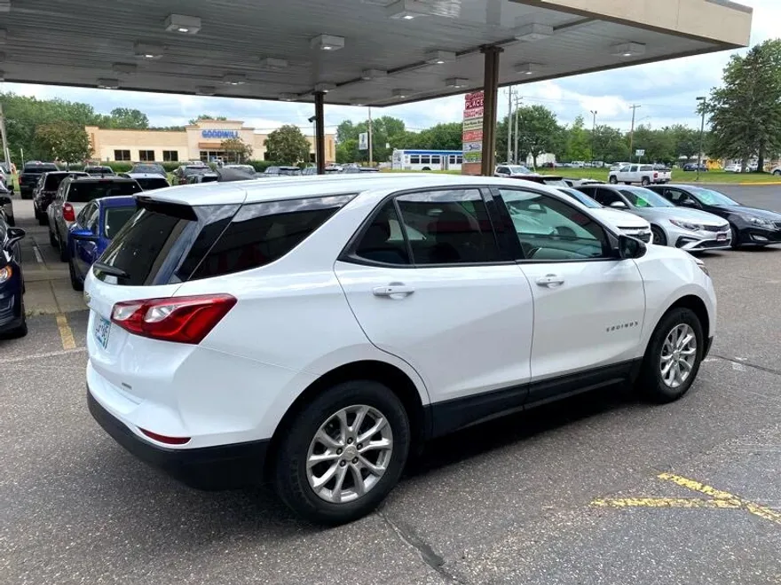 2019 Chevrolet Equinox LS photo 1
