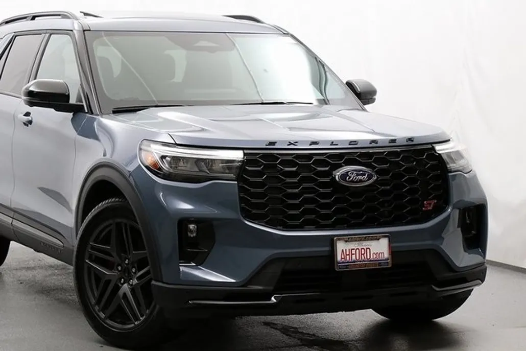 2025 Ford Explorer ST photo 1
