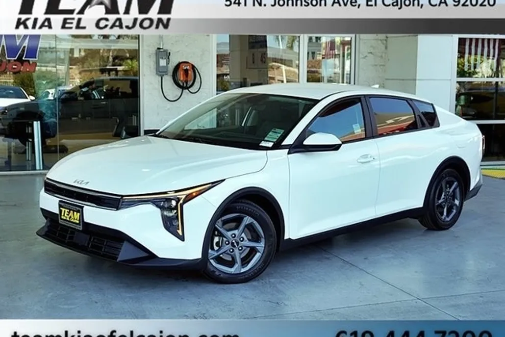 2025 Kia K4 LXS photo 1