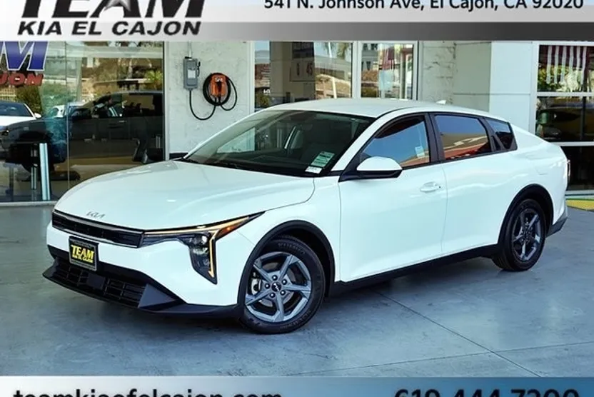 2025 Kia K4 LXS photo 1