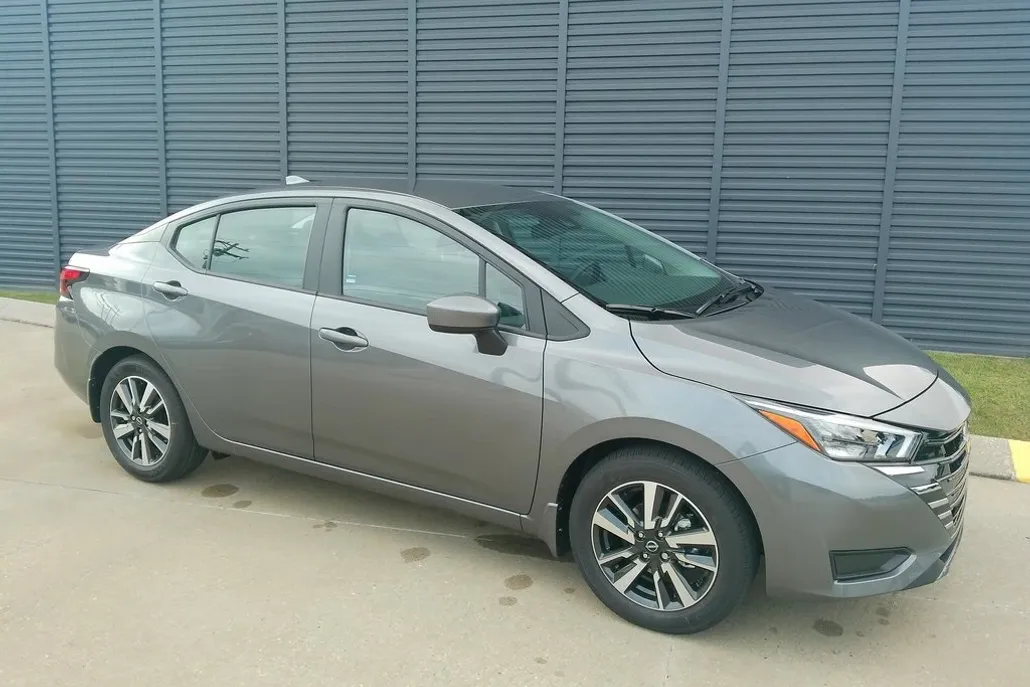 2025 Nissan Versa SV photo 1