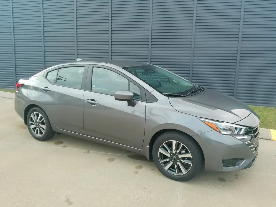 2025 Nissan Versa SV photo 1