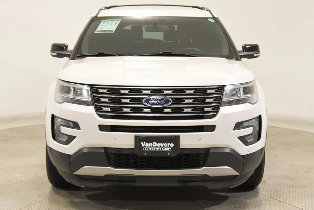 2017 Ford Explorer XLT photo 1